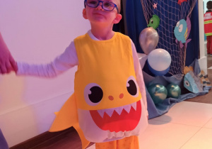 Chłopiec pozuje do zdjęcia