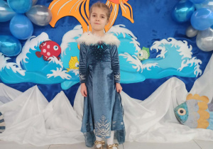 Dziewczynka pozuje do zdjęcia