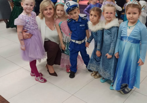 Pani Wicedyrektor Aleksandra Krysińska pozuje wraz z dziećmi do wspólnego zdjęcia