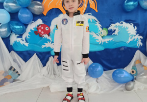 Chłopiec pozuje do zdjęcia