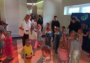 Dzieci tańczą przebrane w stroje karnawałowe