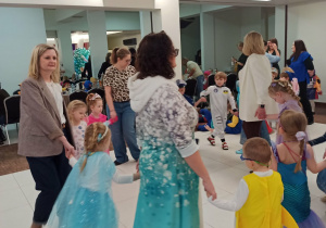 Dzieci tańczą w kółeczku wraz z Paniami