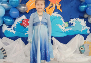 Dziewczynka pozuje do zdjęcia