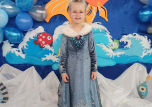 Dziewczynka pozuje do zdjęcia