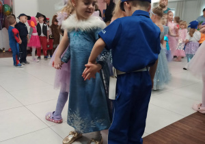 Chłopiec tańczy z dziewczynką