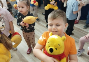 Dzieci przytulają się do swoich maskotek