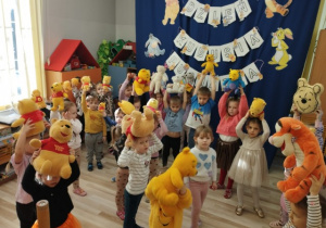 Dzieci podnoszą swoje maskotki do góry