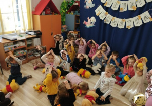 Dzieci robią "daszek" ze swoich dłoni nad głową