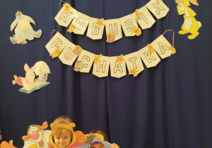 Dziewczynki pozują do zdjęcia