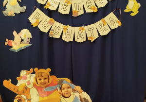 Chłopczyk i dziewczynka pozują do zdjęcia