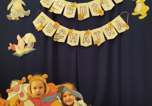 Dziewczynki pozują do zdjęcia