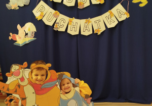 Chłopiec i dziewczynka pozują do zdjęcia