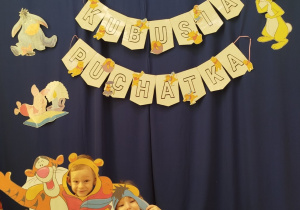 Chłopiec i dziewczynka pozują do zdjęcia