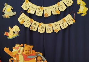 Dziewczynki pozują do zdjęcia