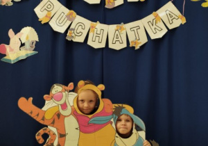 Dziewczynki pozują do zdjęcia