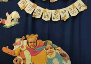 Dziewczynki pozują do zdjęcia