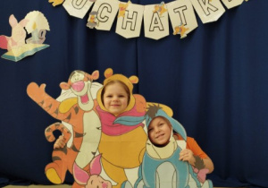 Dziewczynka i chłopiec pozują do zdjęcia