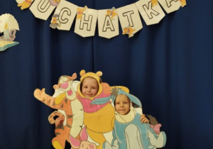 Dziewczynki pozują do zdjęcia