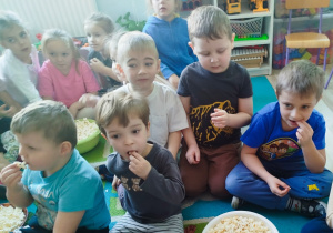 Dzieci smakują popcorn