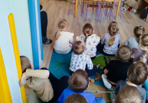 Dzieci oglądają film edukacyjny na temat powstawania popcornu