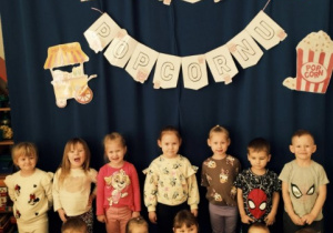 Dzieci pozują do wspólnego zdjęcia