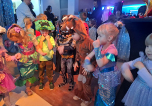 Karnawałowa zabawa w klimacie morskich fal