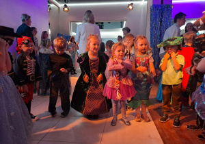 Karnawałowa zabawa w klimacie morskich fal