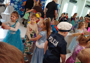 Karnawałowa zabawa w klimacie morskich fal