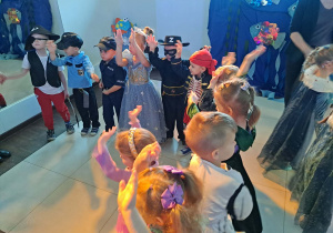 Karnawałowa zabawa w klimacie morskich fal