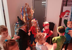 Dzieci w kolorowych przebraniach podczas balu karnawałowego