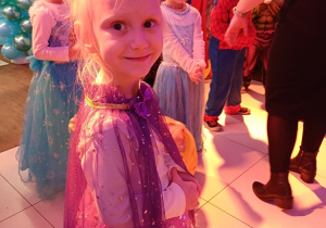 Dziewczynka przebrana za wróżkę podczas balu karnawałowego