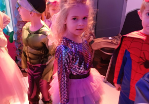 Dziewczynka w stroju syrenki podczas zabaw ruchowych