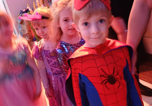 Chłopiec w stroju spidermena pozuje do zdjęcia