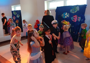 Dzieci w kolorowych strojach podczas zabaw muzycznych