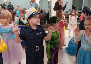 Dzieci w kolorowych strojach podczas zabaw muzycznych