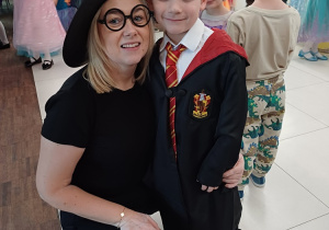 Mały czarodziej w towarzystwie swojej wychowawczyni