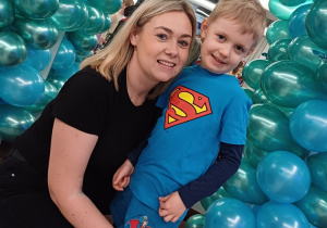 Chłopiec przebrany za super bohatera w towarzystwie swojej wychowawczyni