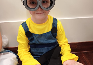 Chłopiec w stroju Minionka pozuje do zdjęcia