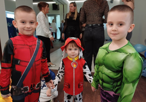Uśmiechnięci mali bohaterowie pozują podczas balu
