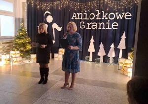 Prowadzące witają zgromadzonych i rozpoczynają koncert