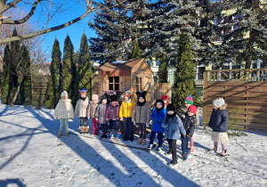 Dzieci w ogrodzie przedszkolnym