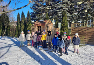 Dzieci w ogrodzie przedszkolnym