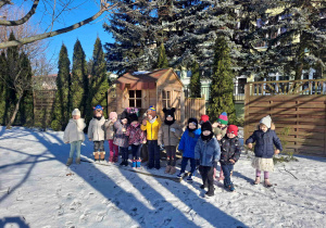 Dzieci w ogrodzie przedszkolnym