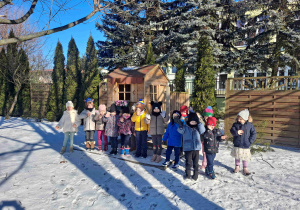 Dzieci w ogrodzie przedszkolnym