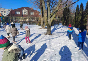 Dzieci bawią się w ogrodzie przedszkolnym