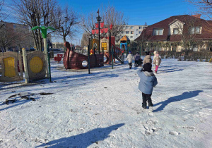 Dzieci w ogrodzie przedszkolnym