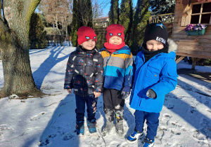 Trójka chłopców w zimowej scenerii