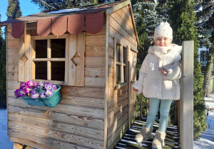 Dziewczynka w drewnianym domku