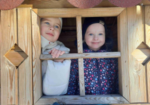 Dwie dziewczynki w okienku