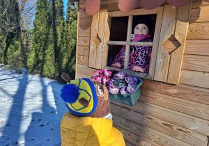 Dziewczynka w okienku, chłopiec patrzy w okno